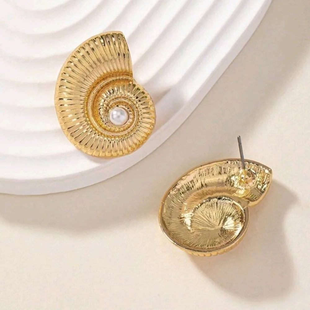 Gold tone Moon Seashell pearl style statement earrings shell gold tone earrings - Picture 3 of 4